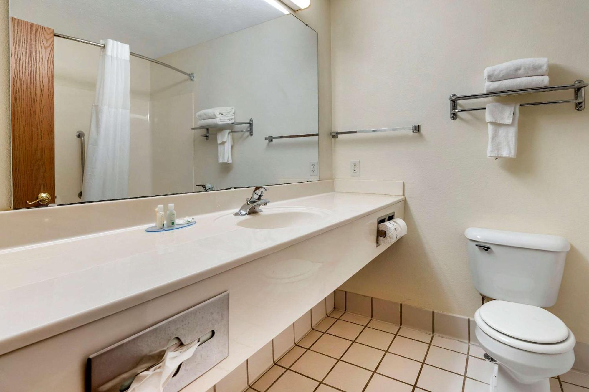 Quality Inn & Suites South-Obetz Экстерьер фото