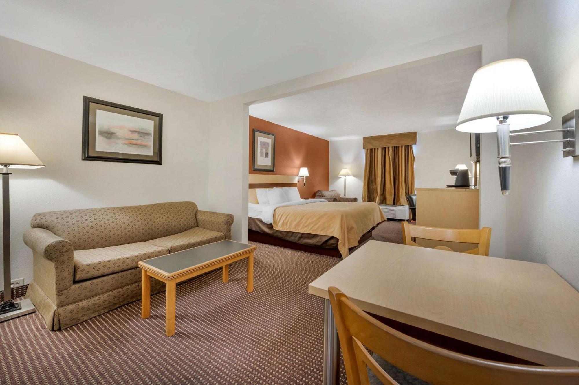 Quality Inn & Suites South-Obetz Экстерьер фото